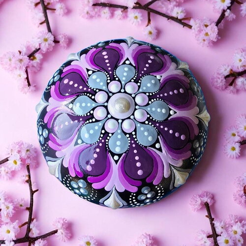 Pierre de méditation mandala violet & gris – peinte à la main