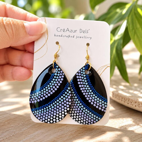 Boucles d’oreilles gouttes en bois mauve & bleu– pointillisme peint à la main