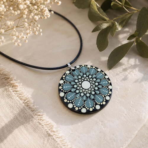 Collier mandala vert en bois – pendentif 5 cm peint à la main