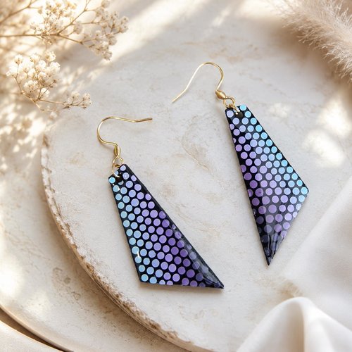 Boucles d’oreilles mauve & bleu en bois peintes à la main – pointillisme & résine