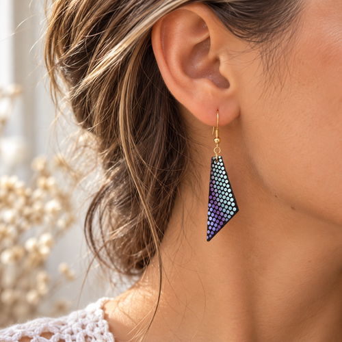 Boucles d’oreilles mauve & bleu en bois peintes à la main – pointillisme & résine