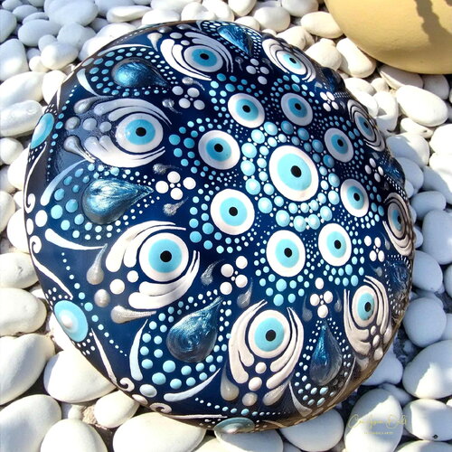 Pierre de méditation mandala bleu & blanc – inspiration œil protecteur – peinte à la main