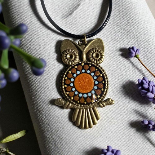Collier hibou bronze avec mandala peint à la main – bijou bohème unique