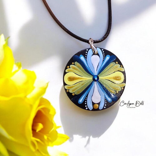 Collier mandala bleu, jaune & vert en bois avec strass swarovski – peint à la main