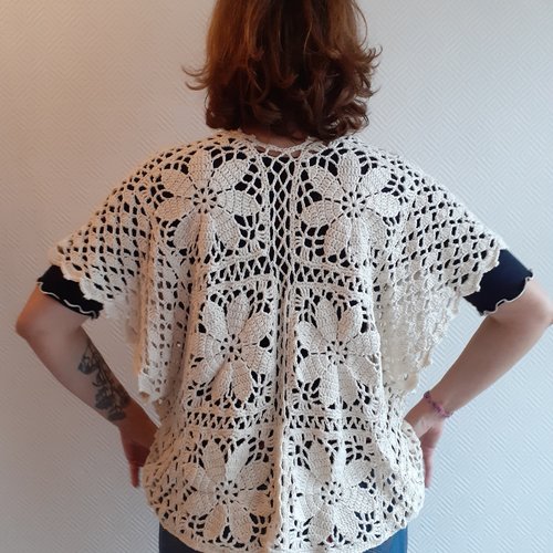 Gilet fleuri crochet dentelle