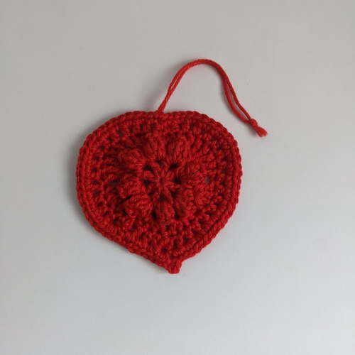 Coeur rouge au crochet à suspendre ou à coudre