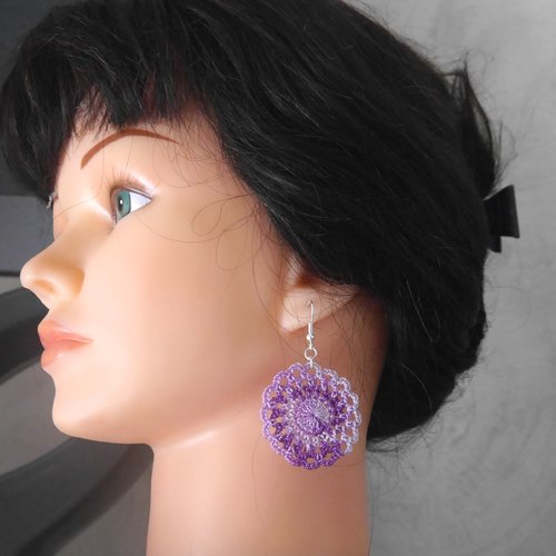 Boucles d'oreilles pendantes coloris mauve