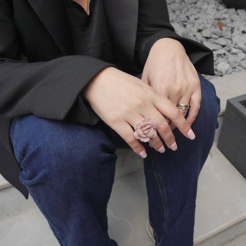 Bague beige rosé au crochet