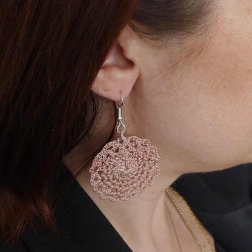 Boucles d'oreilles pendantes beige rosé
