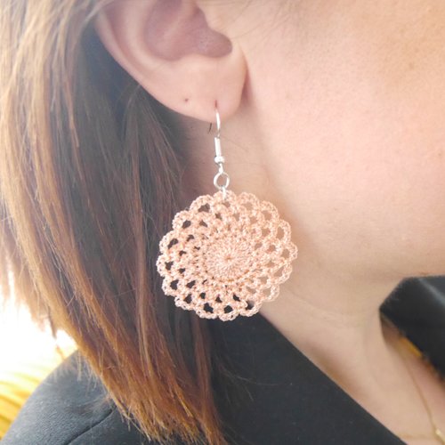 Boucles d'oreilles pendantes rose saumon