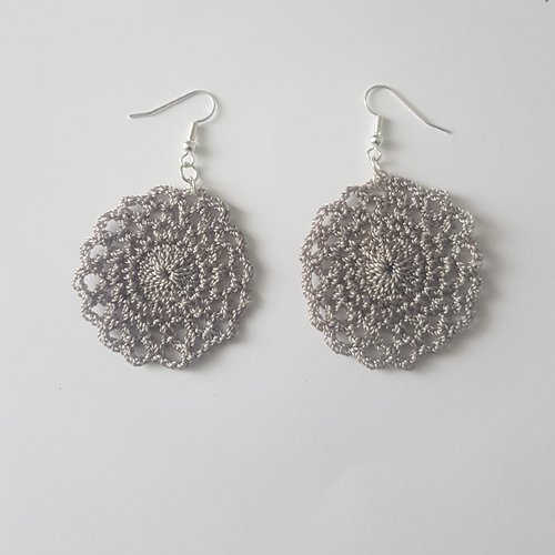 Boucles d'oreilles pendantes gris beige