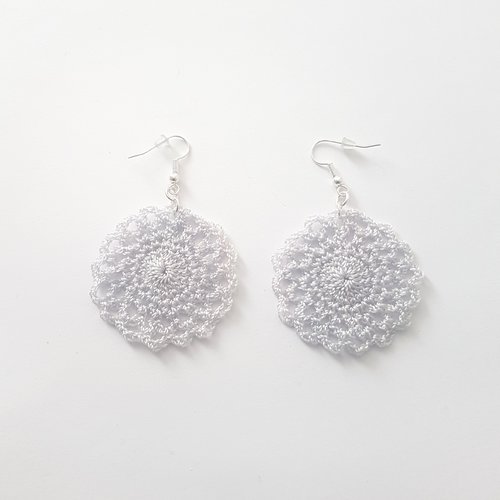 Boucles d'oreilles pendantes gris perle