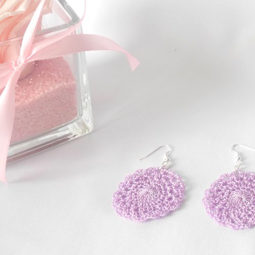 Boucles d'oreilles pendantes mauve