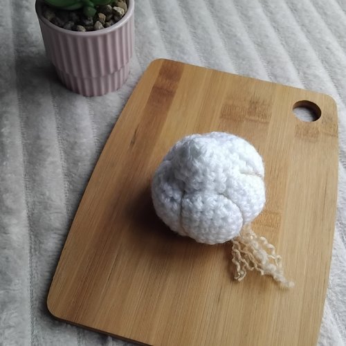 Une gousse d'ail jouet crochet