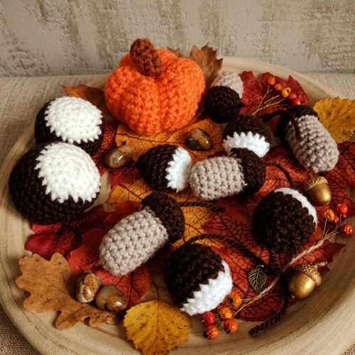 Décoration d’automne au crochet – citrouille et glands faits main