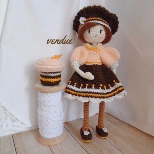 Poupée gourmande et son muffin chocolat/orange