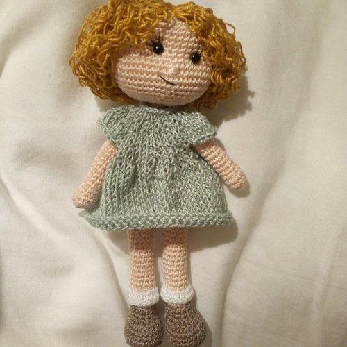 Petite poupéeau crochet petit bout de bonheur