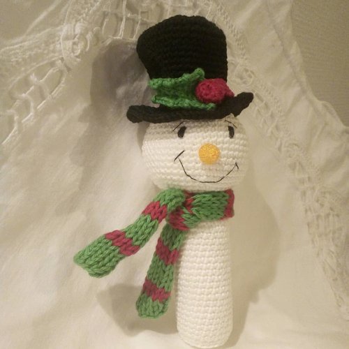 Hochet de noël au crochet gustave le bonhomme de neige du père noël