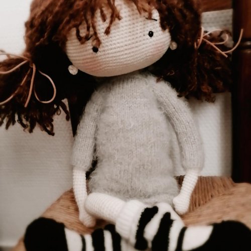 Sur commande poupée grand format fait main au crochet en coton oeko-tex nommée lili et ses tenues faites main