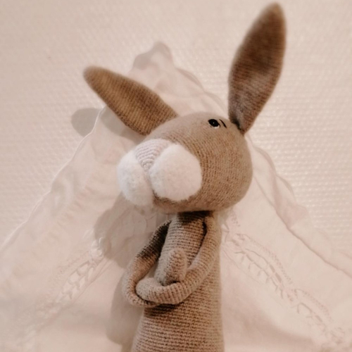 Doudou lapin barnabé grand format fait main au crochet en alpaga