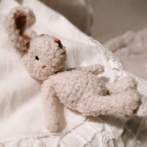 Doudou mini lapin accessoire de poupées fait main au crochet
