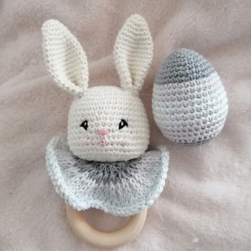 Box coffret de pâques anneau de dentition lapin pour bébés au crochet fait main en coton et son œuf maracas assorti
