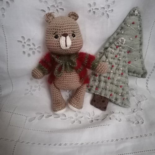 Martin ours de noël au crochet personnage en coton oeko-tex pour les enfants et les grands enfants