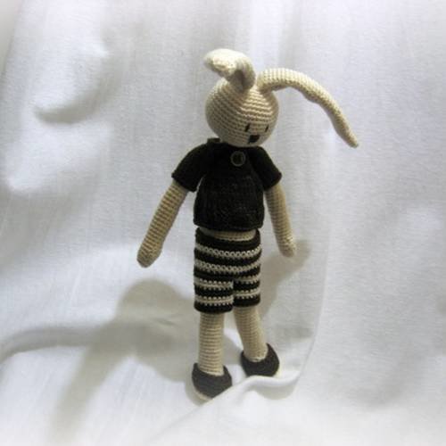 Doudou lapin en coton au crochet et sa garde robe fait main