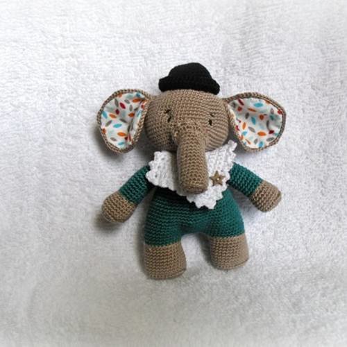 Elephant au crochet fait main accessoire de decoration