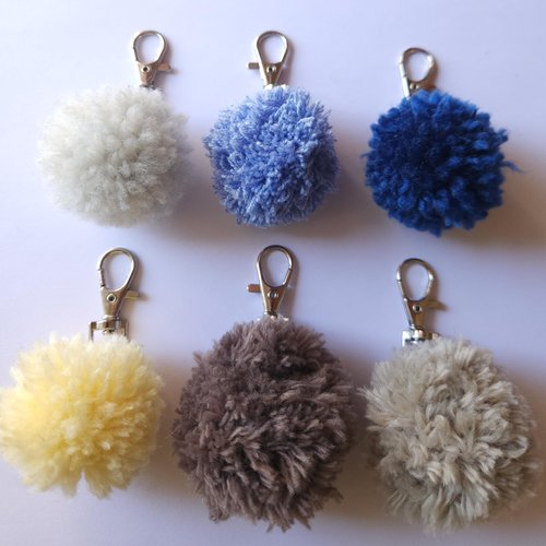 Pompon porte-clé en laine recyclée fait main – accessoire coloré