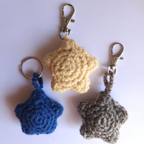 Étoile porte-clé crochetée fait main en laine recyclée – décoration originale