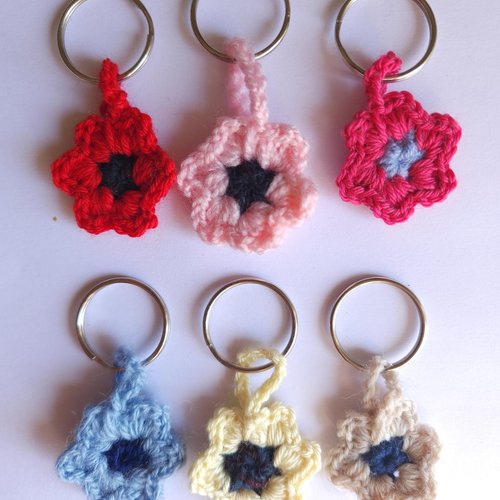 Fleur porte-clé crochetée fait main en laine recyclée – petit cadeau artisanal