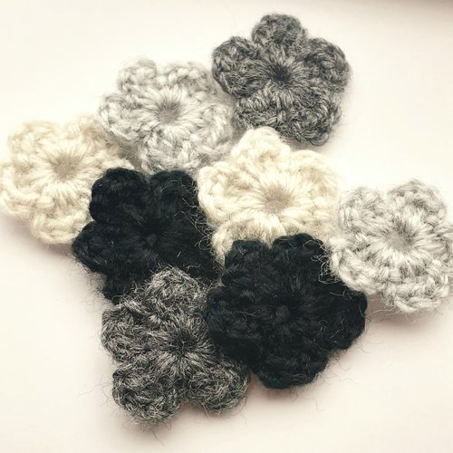 Lot 8 fleurs en laine applique au crochet 2,5 cm tons gris noir