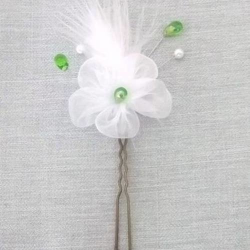 Pic cheveux fleur  blanc et  vert ,mariage 