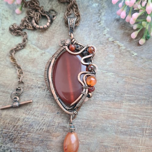Collier artisanal en cuivre et cornaline – pendentif unique en wire wrapping