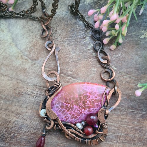 Collier artisanal en cuivre patiné et agate rose – bijou unique