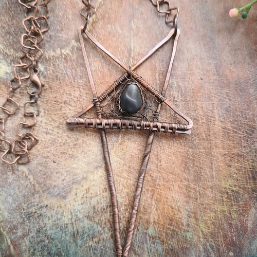 Collier géométrique en cuivre patiné et agate noire – style avant-gardiste