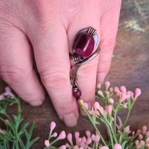 Bague artisanale en cuivre patiné avec pierre rouge – pièce unique