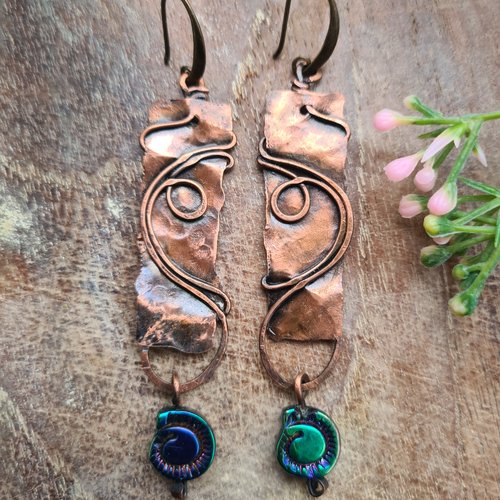 Boucles d’oreilles longues en cuivre patiné « reflets d’aurore » – bijou artisanal unique