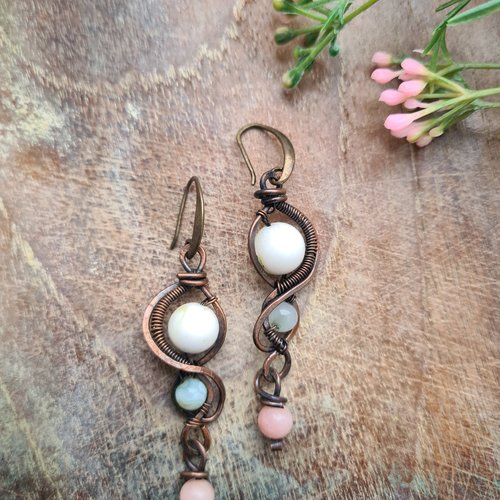 Boucles d’oreilles en cuivre patiné et agate « rosée du matin » – fait main