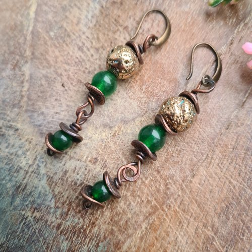 Boucles d’oreilles en agate verte et lave dorée « or de la forêt » – cuivre patiné