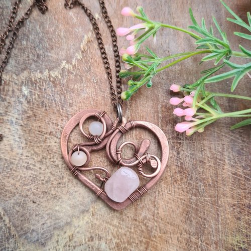 Collier cœur en cuivre forgé et quartz rose « les secrets du cœur » – bijou artisanal