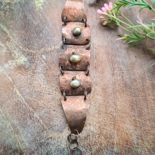 Bracelet manchette en cuivre martelé et perles d’eau douce « trésors anciens » – fait main