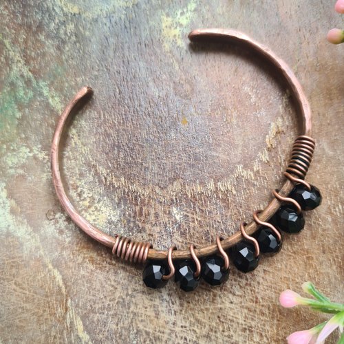 Bracelet jonc en cuivre patiné et perles de cristal noir « éclats de minuit » – fait main
