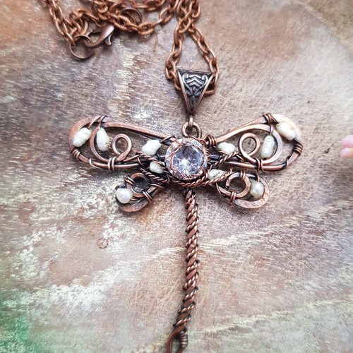Collier libellule en cuivre patiné, cristal et perles – bijou artisanal unique