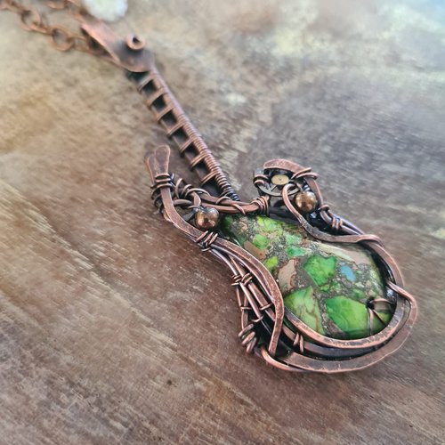Pendentif guitare en cuivre patiné et jaspe vert – mélodie de la nature