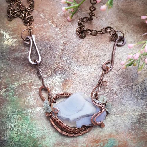 Collier artisanal en cuivre patiné et agate bleue – vagues lunaires