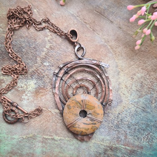 Collier artisanal en cuivre martelé et jaspe naturel – les cercles du temps