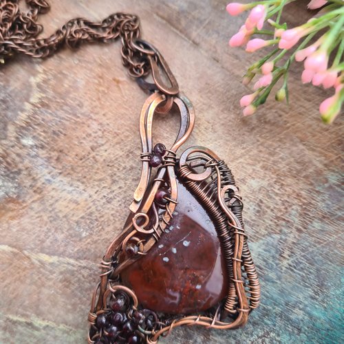 Collier imposant en cuivre patiné, agate et grenats – cœur de grenat