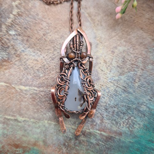 Pendentif scarabée en cuivre patiné et agate naturelle – bijou artisanal unique